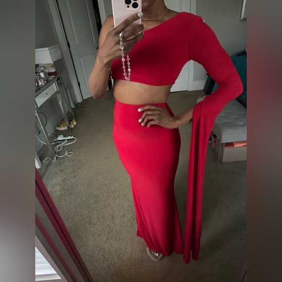 Elegant Red One-Shoulder Skirt Set - Picture 7 of 10